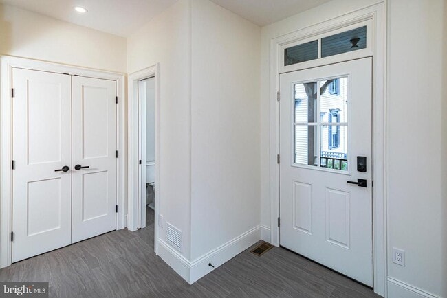 Building Photo - 22 Dickinson St