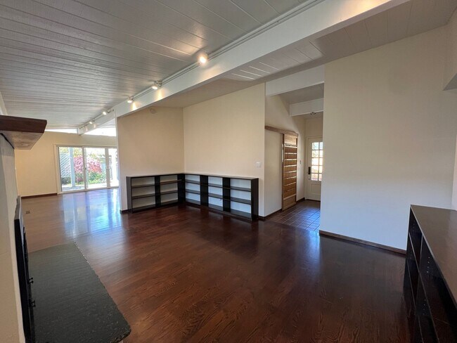 Building Photo - Charming 2BR/2BA Home Just Minutes from the Beach – Fully Landscaped, Spacious & Private