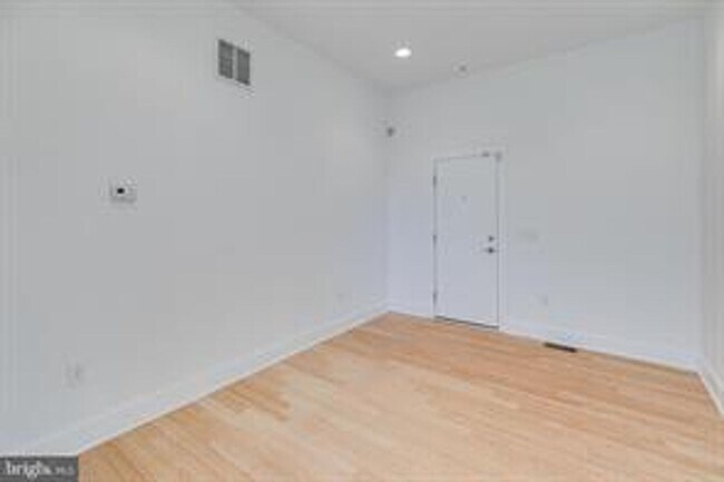 Building Photo - Northern Liberties Townhome with Parking