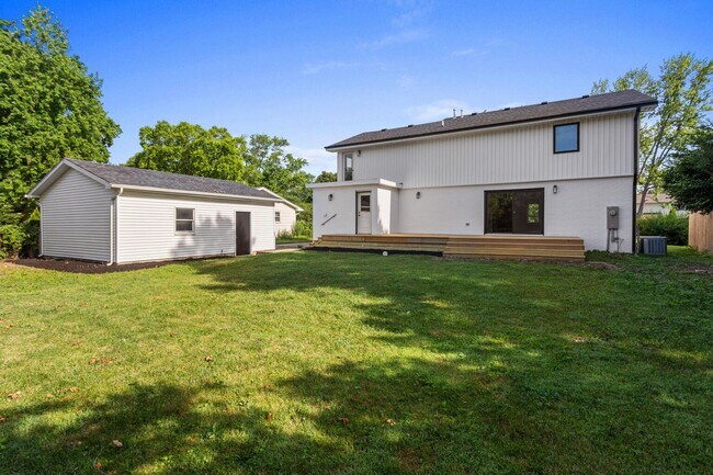 Building Photo - Four bedroom executive rental available now in Champaign's sought after Devonshire neighborhood!