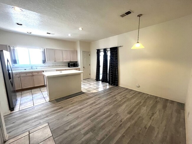Building Photo - 3 bedroom, 2 bathroom home in NE Heights