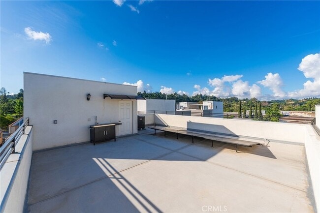 Building Photo - 714 1/2 Chestnut Avenue Unit