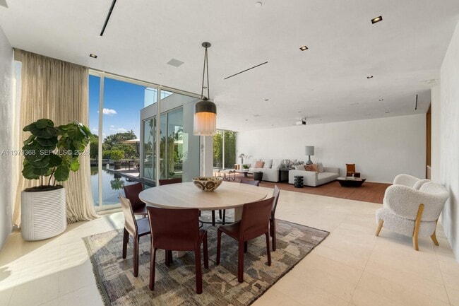 Building Photo - 1051 W 48th St