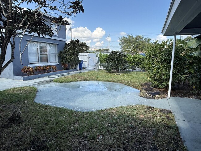 Building Photo - 131 E 27th St