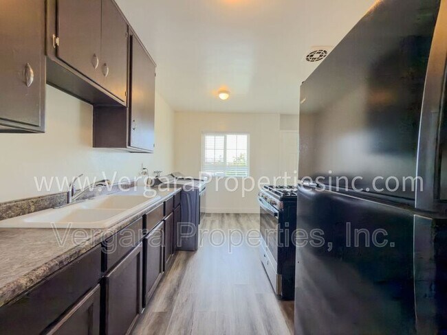 Building Photo - 1083 E 7th St