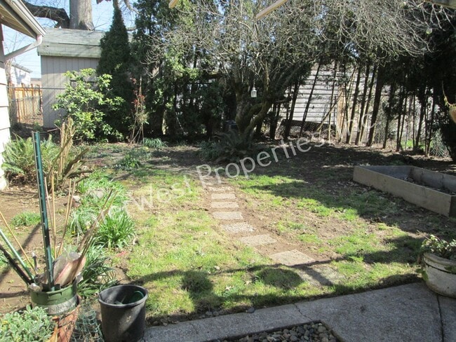 Building Photo - Montavilla Cutie! 2bd 1 ba home with Garag...
