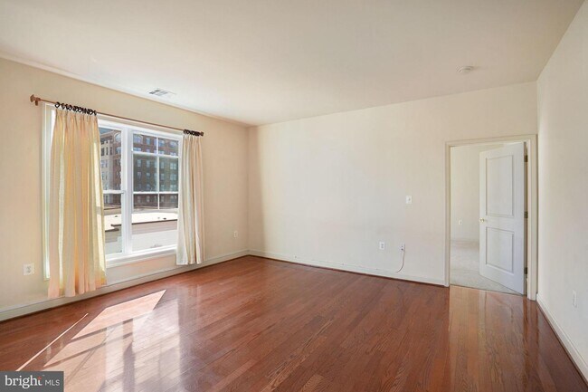 Building Photo - 525 Belmont Bay Dr