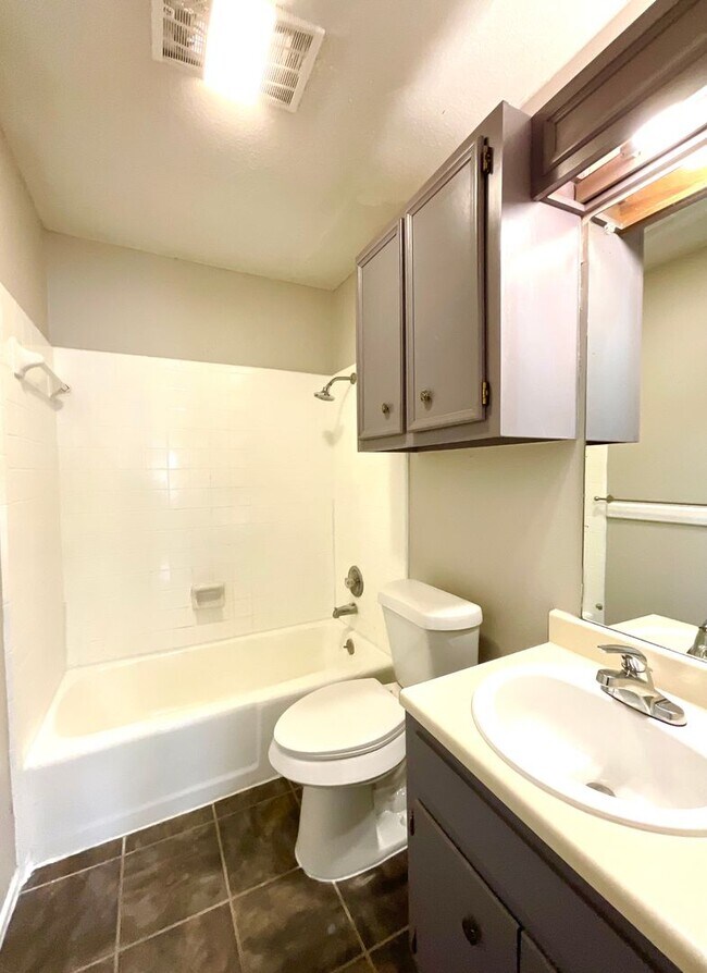 Building Photo - **APPLICATION RECEIVED** MUST SEE! 2 Bedroom / 1.5 Bath Duplex w/ Garage!