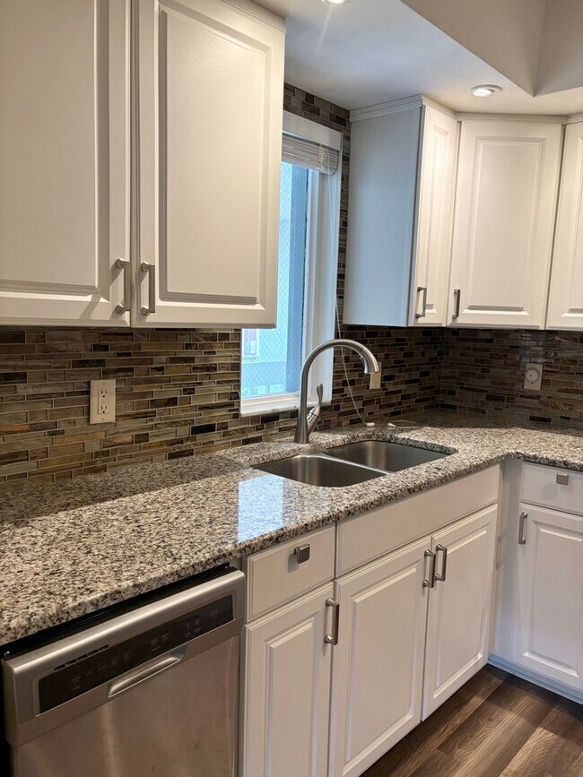 Building Photo - SPECIAL*** 1/2 OFF THE 2nd Months Rent - Q...
