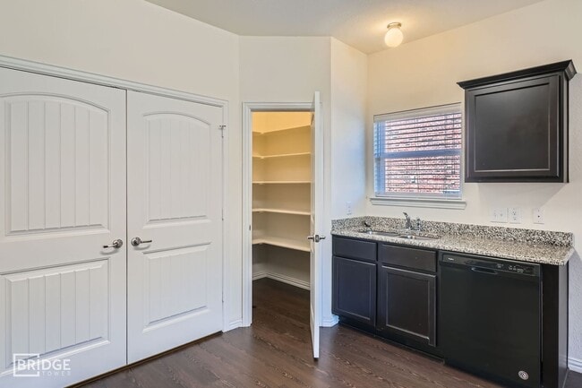 Building Photo - 1412 Lakecrest Ln