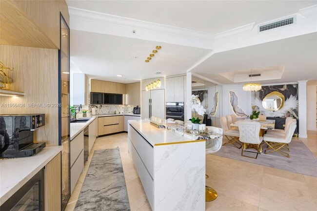 Building Photo - 848 Brickell Key Dr