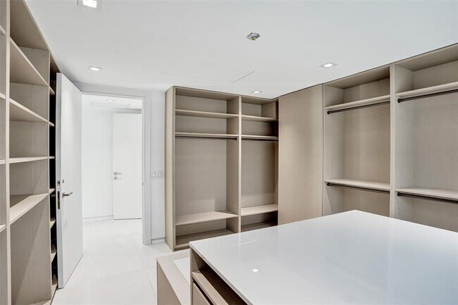 Building Photo - 2800 Banyan Blvd Cir NW