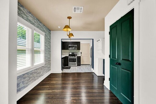 Building Photo - Move In Special! Lawn Care and Water Included! 3/1 Near TU!