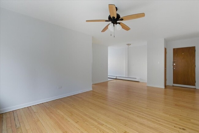 Building Photo - 6721 N Hermitage Ave