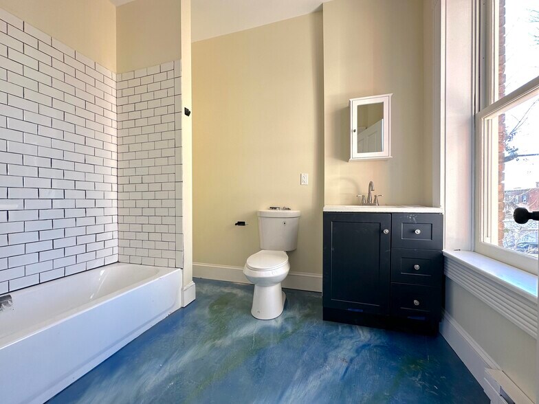 Building Photo - 31 Dubois St