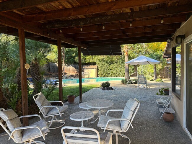 Building Photo - Desirable St Francis Neighborhood