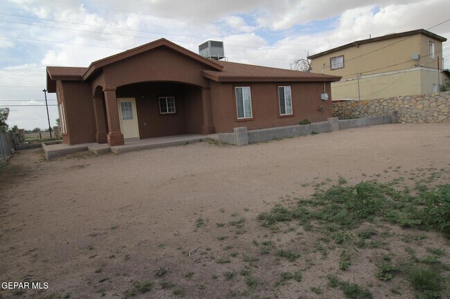 Building Photo - 456 Passmore Rd