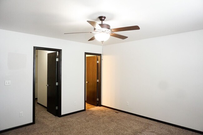 Building Photo - 3 Bed 3 Bath Twin Home