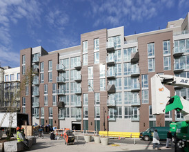 Building Photo - Leonard Pointe
