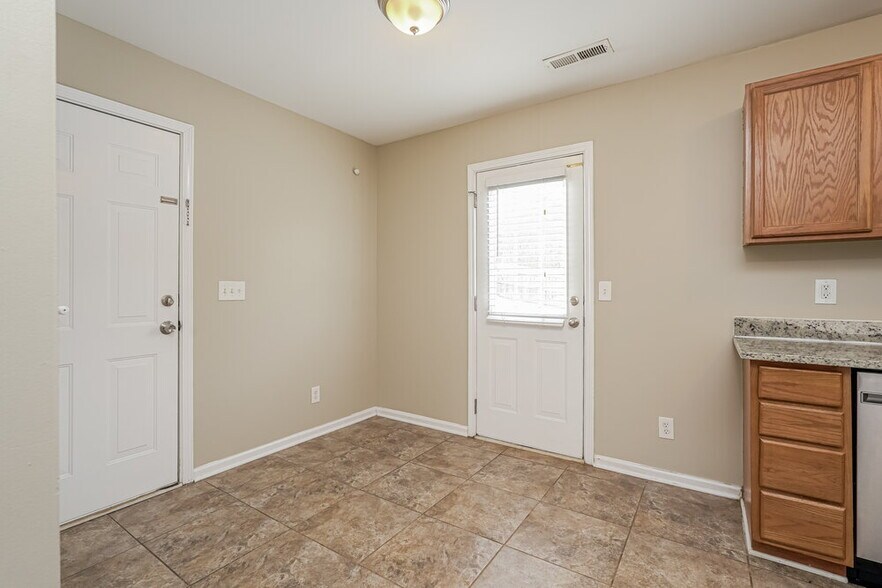 Building Photo - 5624 Fairway Forest Dr