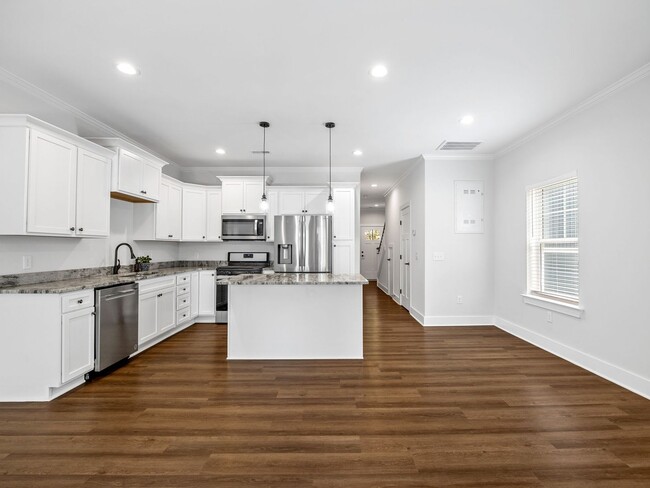 Building Photo - 3 Bed, 2.5 Bath - Lucky Penny End Unit
