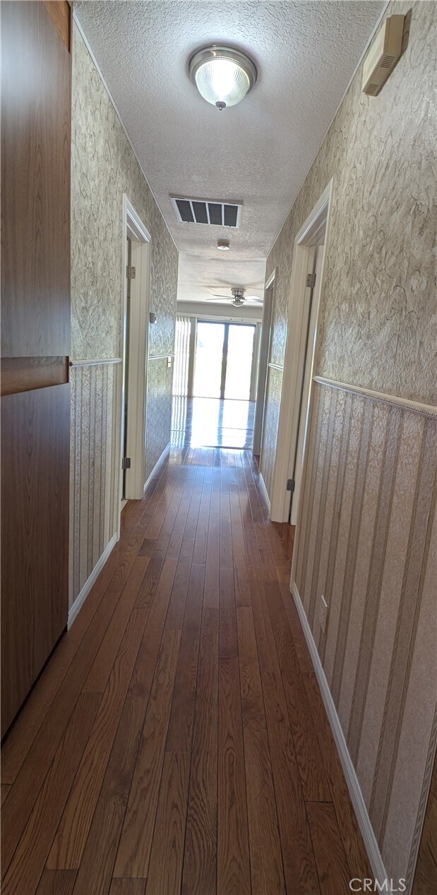 Building Photo - 27535 Lakeview Dr