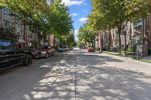 Building Photo - 720 E 1st St