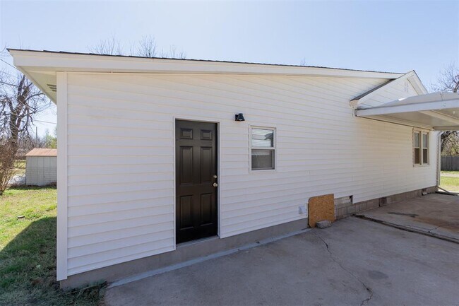 Building Photo - 4906 N Beaver Ave