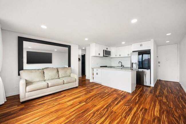 Building Photo - Luxury Waikiki Living with Panoramic Ocean & Sunset Views