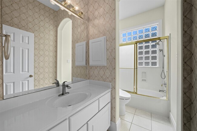 Building Photo - 5934 Stratford Gardens Dr