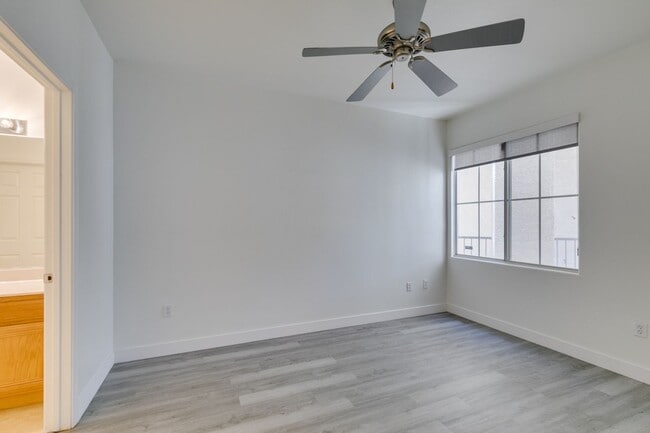 Building Photo - Beautiful 2nd floor condo