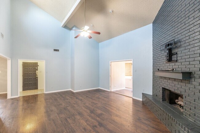 Building Photo - 2/2/2; newly painted walls, new flooring!
