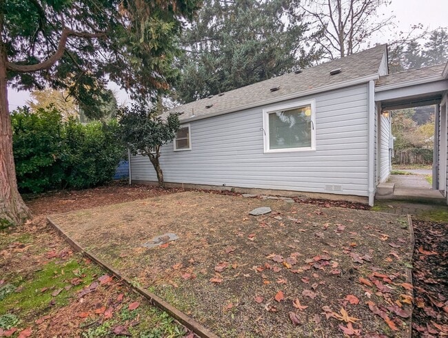Building Photo - Spacious 2-Bedroom, 1-bath Home Close To Owen Rose Gardens!