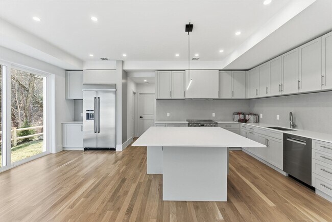 Building Photo - 82 Louise Rd