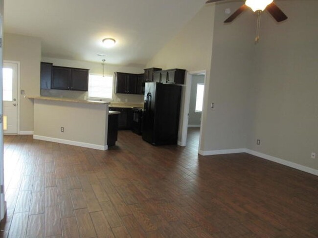 Building Photo - Gorgeous 3 Bedroom Home in Bradford Estates!!