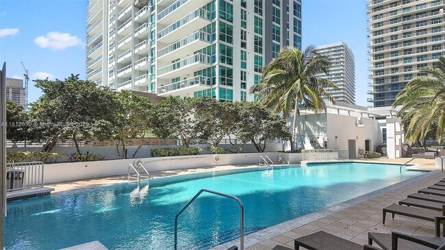 Building Photo - 1060 Brickell Ave