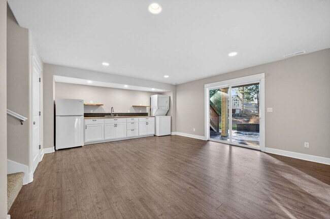 Building Photo - Luxury Living in Awbrey?Court: Your 4 Bed Dream Home Awaits