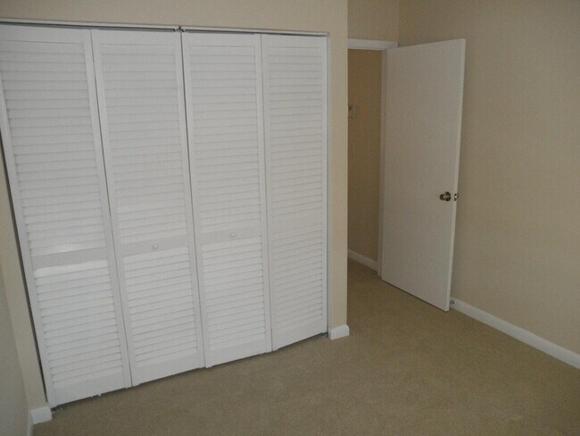 Building Photo - 721 Cypress Way E