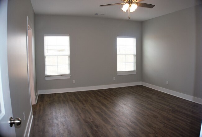 Building Photo - 3 Bedroom, 2 Bath Home in Valley View-  av...