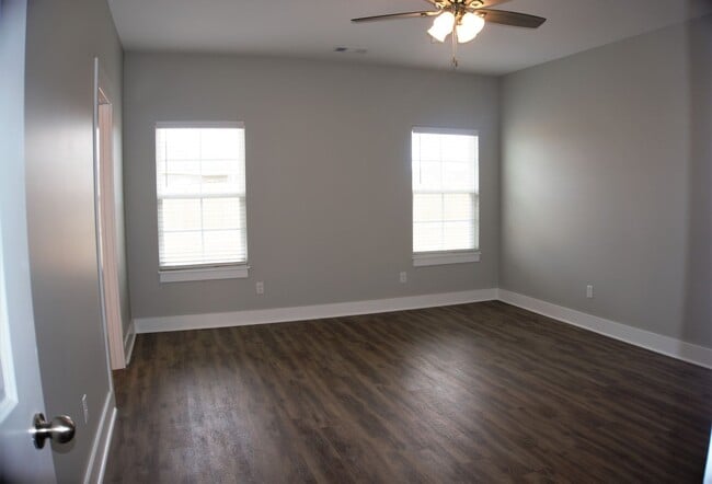 Building Photo - Beautiful 3 Bedroom, 2 Bath Craftsman-Styl...