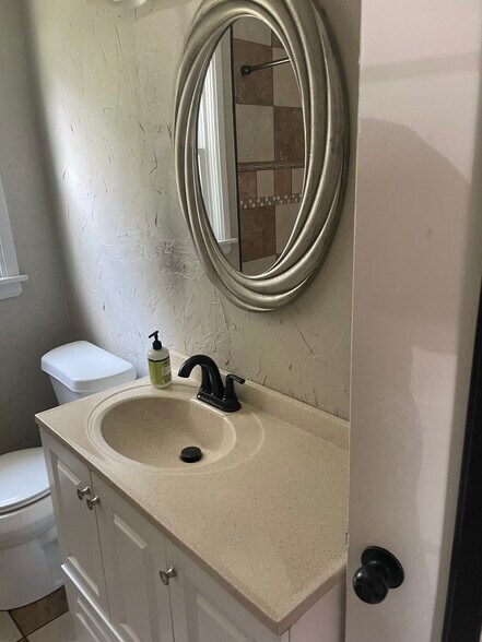 Building Photo - 622 Harris Plz