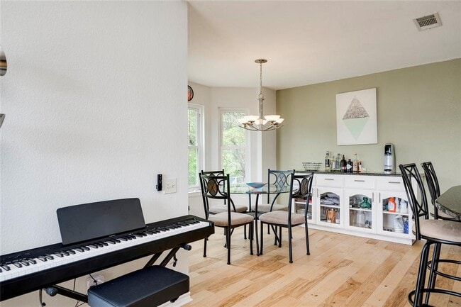 Building Photo - 6621 Mesa Hollow Dr