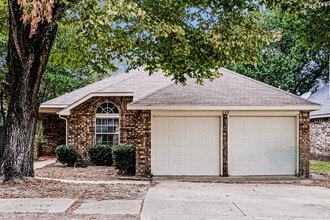 Building Photo - 208 Vines Dr