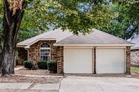 Building Photo - 208 Vines Dr