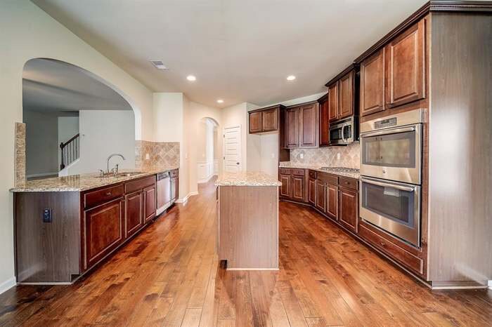 Building Photo - 559 Madison Park