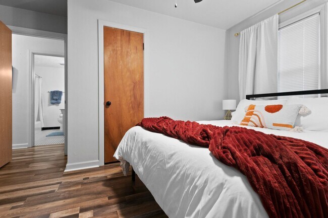 Building Photo - Flexible Furnished 2 BR 1 BA w/ garage and...
