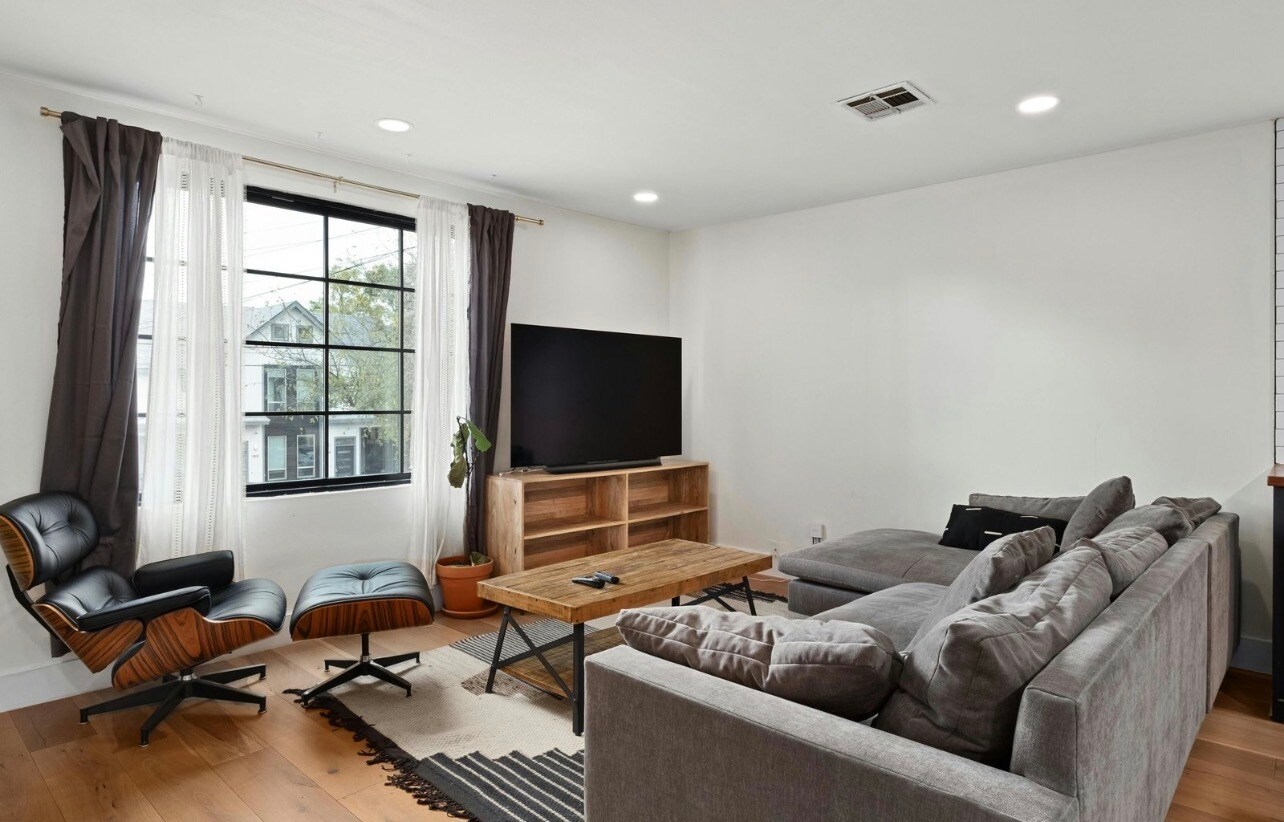 Building Photo - 2804 Crest Ave