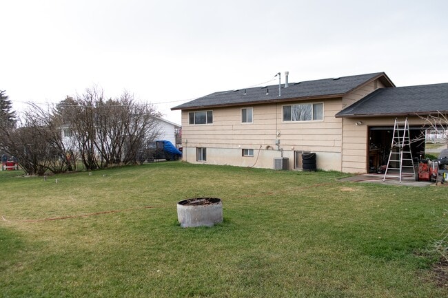 Building Photo - 176 E 200 S