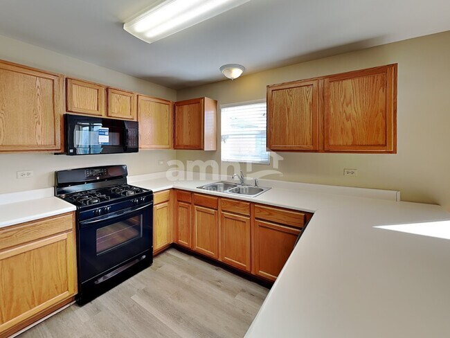 Building Photo - 1612 Lake Pointe Dr