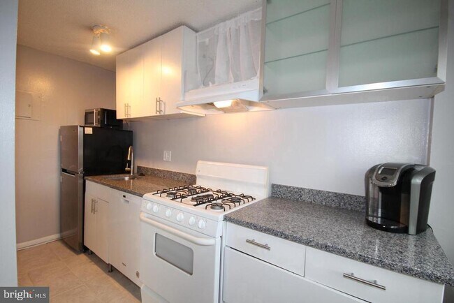 Building Photo - 2500 N Van Dorn St